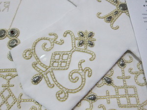 Белый шитье жемчугом с серебрянными дробницами  (13)